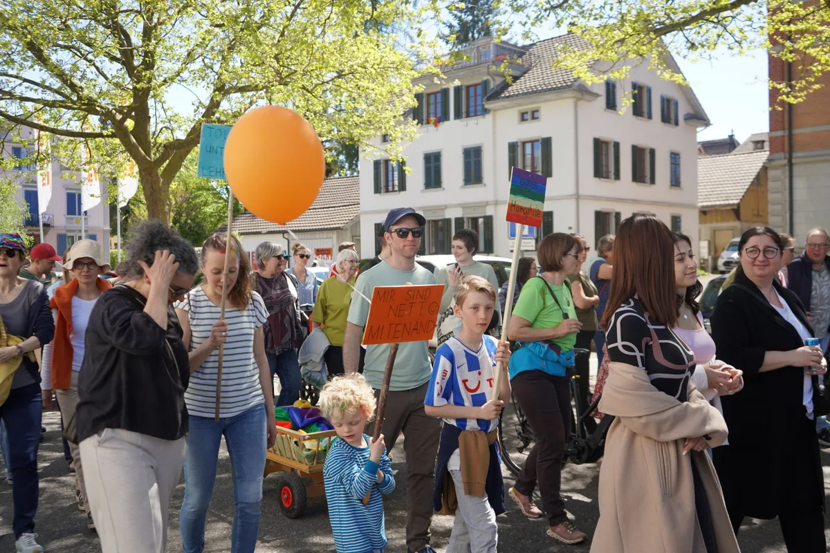 Man sieht Teilnehmer an einer Demo, darunter auch Kinder.